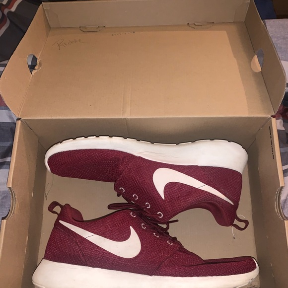 maroon nike roshe runs